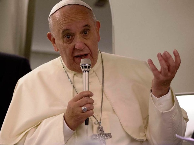 Auf dem Weg heim nach Rom: Papst Franz... spricht im Flugzeug mit Journalisten.  | Foto: dpa