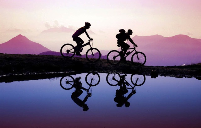 Fest im Sattel: Der Tag neigt sich dem... auf dem Mountainbike nicht mehr fern.  | Foto: Christian Schreiber