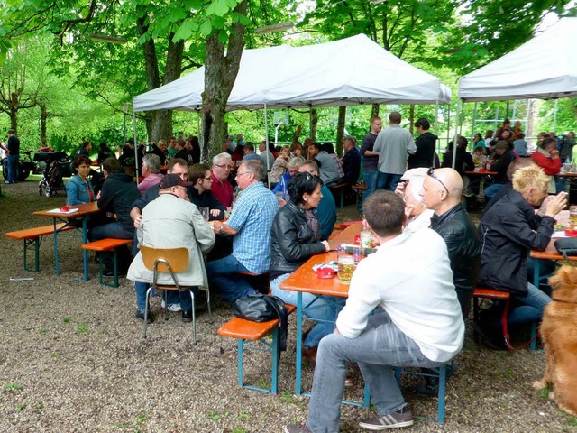 Viele verbringen den Vatertag im Biergarten. 