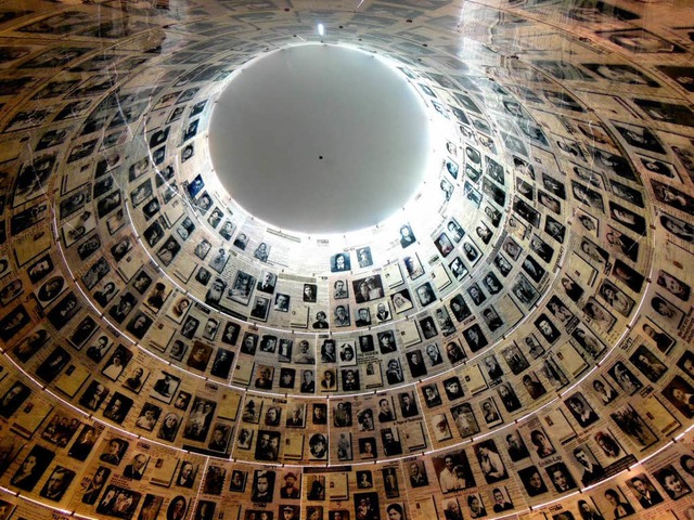 Fotos von Holocaust-Opfern in der Gedenksttte Yad Vashem   | Foto: Trul