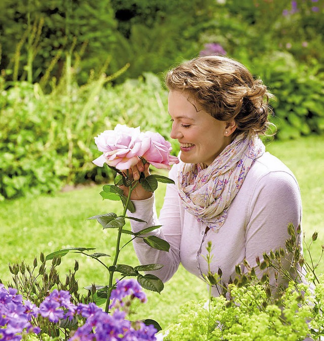 Rosen gehren zu den Klassikern im Zie...Pflege schenken sie dauerhaft Freude.   | Foto: neudorff/txn