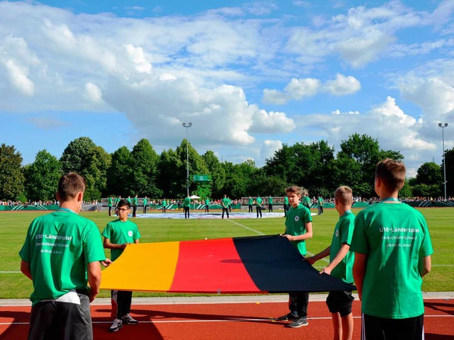 U18-Lnderspiel: Jugendliche des FV Lrrach-Brombach beim Erffnungszeremoniell   | Foto: Nikolaus Trenz