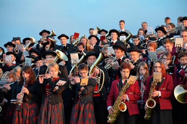 Fotos: 400 Musiker spielen bei Sonnenaufgang auf dem Feldberggipfel