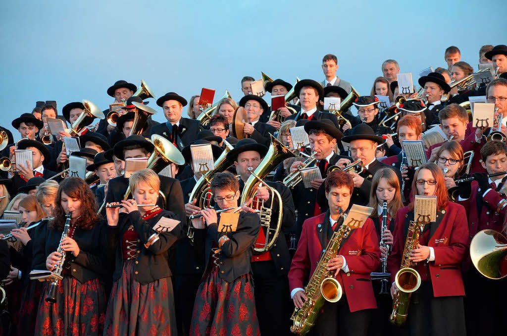 Mindestens 400 Musiker aus dem Hochschwarzwald begrten den Sonnenaufgang am Feldberggipfel. Dort spielten und sangen sie bei Sonnenaufgang fr einen Werbefilm fr die Region.