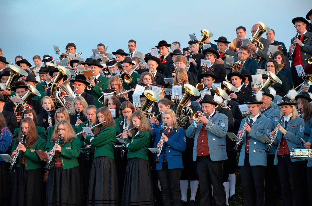 Mindestens 400 Musiker aus dem Hochschwarzwald begrten den Sonnenaufgang am Feldberggipfel. Dort spielten und sangen sie bei Sonnenaufgang fr einen Werbefilm fr die Region.