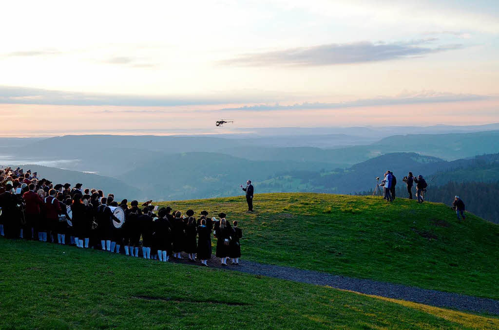 Mindestens 400 Musiker aus dem Hochschwarzwald begrten den Sonnenaufgang am Feldberggipfel. Dort spielten und sangen sie bei Sonnenaufgang fr einen Werbefilm fr die Region.