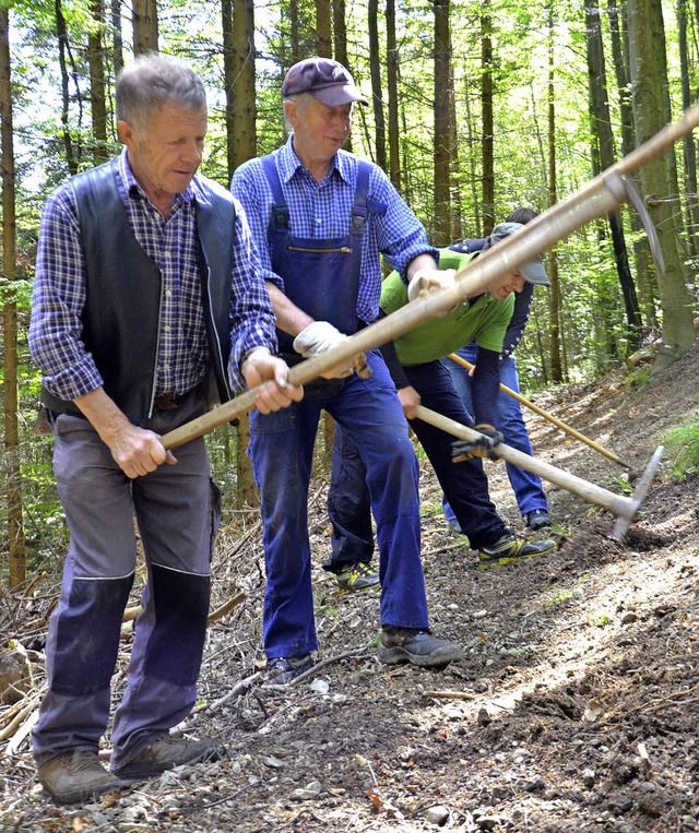 Mnstertler Wegepaten befreien den  s...n Pfad von abgerutschtem  Hangschutt.   | Foto: Gabriele Hennicke