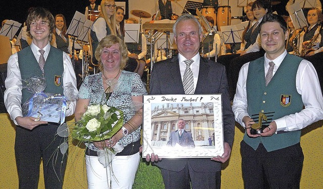 Vorsitzender Sven Hagenunger (rechts) ... Frau  Frau Evi erhielt  ein Geschenk.  | Foto: Jrgen Schweizer