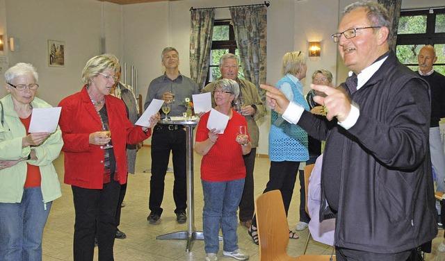 Gut gelaunt singt Pfarrer Josef Dorbat...m Empfang zu seinem Priesterjubilum.   | Foto: Regine Ounas-Krusel