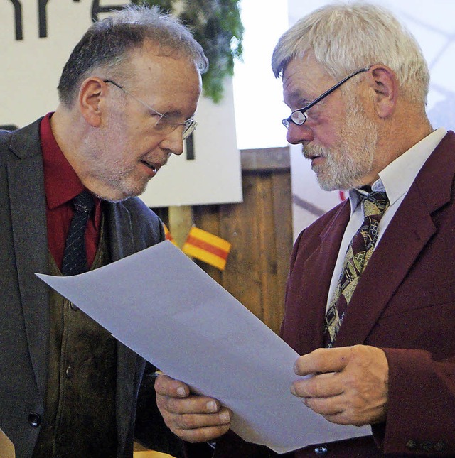 Sngerprsident Rudy Grzybek (links) ...umsurkunde des Deutschen Chorverbands.  | Foto: S. Hartenstein