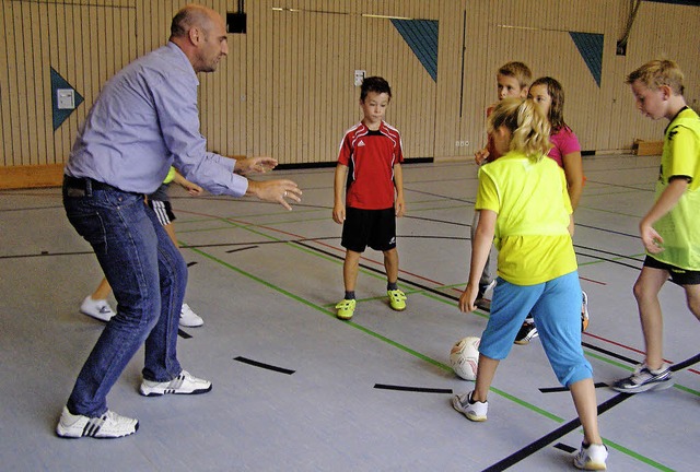 <Text>Schule soll Spa machen, wie bei... Fuball mit dem Schulleiter.  </Text>  | Foto: Liane Schilling