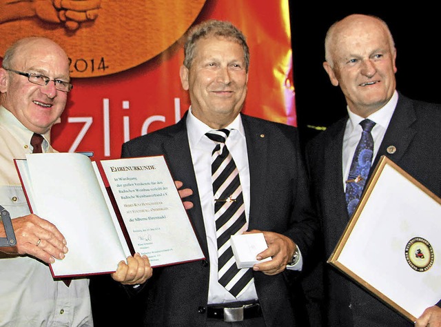 Badens Weinbauprsident Kilian Schneid...edrich Schill das goldene Gtezeichen.  | Foto: Herbert Trogus