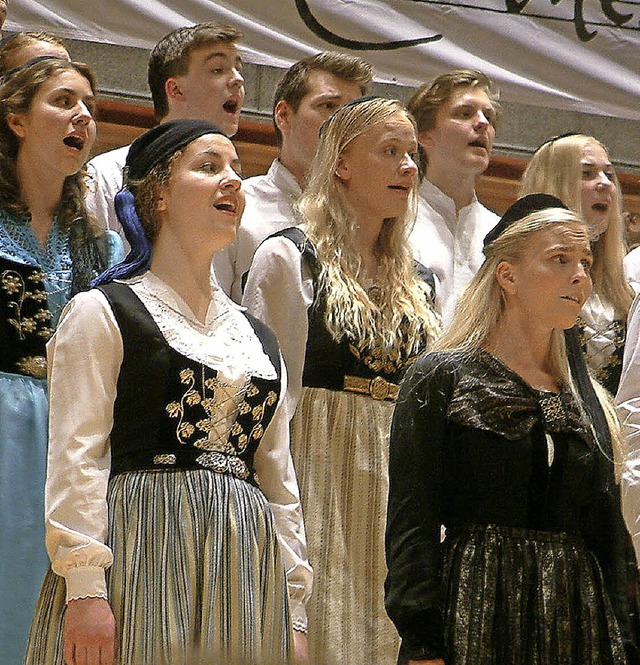 Der Jugendchor Hamrahlid aus Island trat in Tracht auf.   | Foto: Roswitha Frey