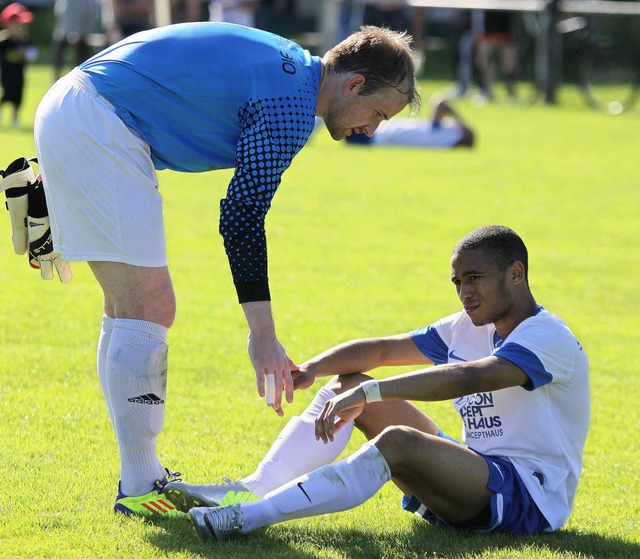 Nur noch Leere: Sven Rodehau (links) u...denden 0:4 des SV Weil beim VfR Hausen  | Foto: rafael Schwarz