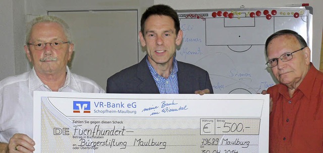 Karl-Otto Esser (links) und Georg Dieh...ltner fr die Brgerstiftung Maulburg.  | Foto: ZvG