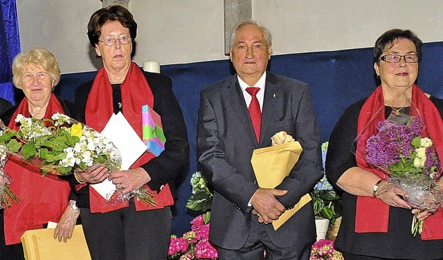 Anneliese Bennek, Hannelore und Alois ...la Satzer (von links) nach der Ehrung   | Foto: Stefan Pichler