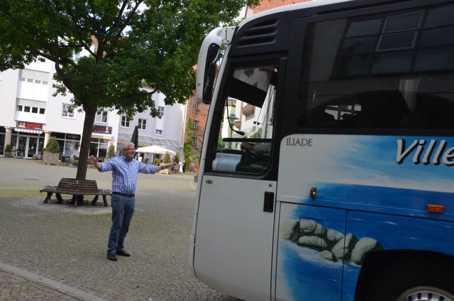 Und stopp &#8211; und herzlich willkom...el weist den lange erwarteten Bus ein.  | Foto: Sylvia-Karina  Jahn