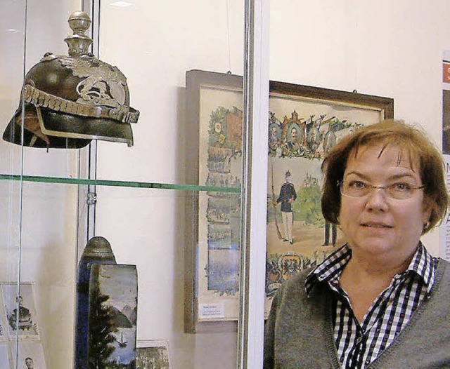 Stadtarchivarin Sabine Diezinger und die laufende Ausstellung  | Foto: Roswitha Frey