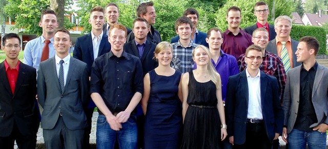 Die 17 Abiturienten der Technischen Ob... und Nurmi Riegel (Fnfter von links).  | Foto: michael gottstein