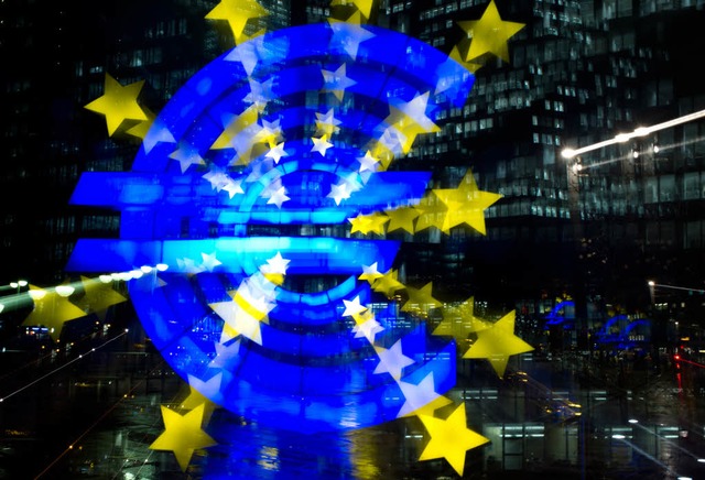 Die Euro-Skulptur in Frankfurt leuchtet.   | Foto: DPA