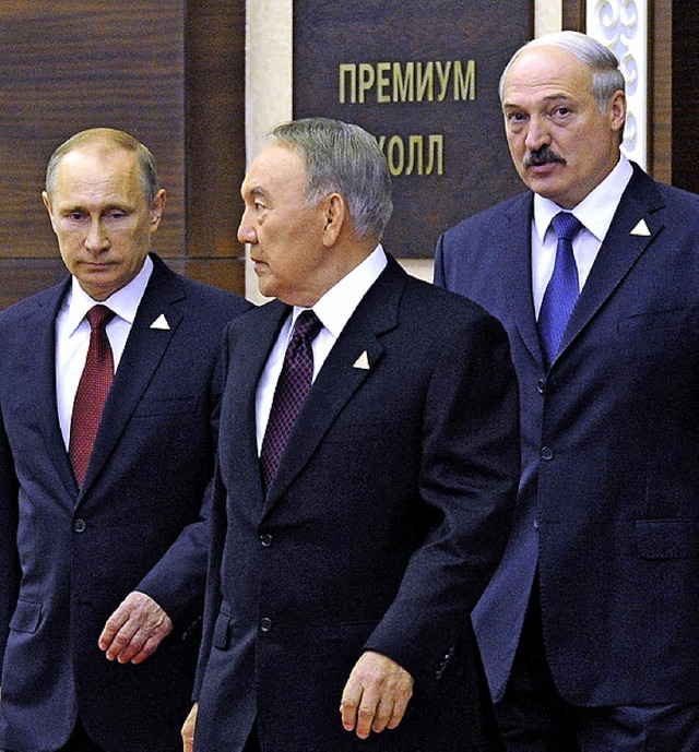 Die Prsidenten Alexander Lukaschenko,...rbajew und Wladimir Putin (von links)   | Foto: dpa