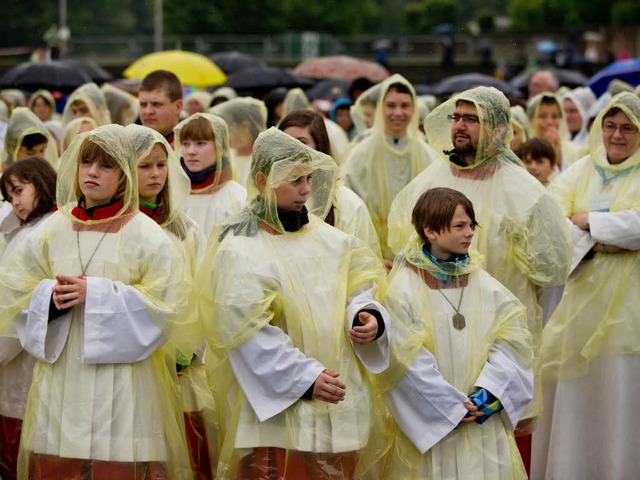 Open-Air-Gottesdienst:  Regenponchos  dominieren das Bild.  | Foto: dpa