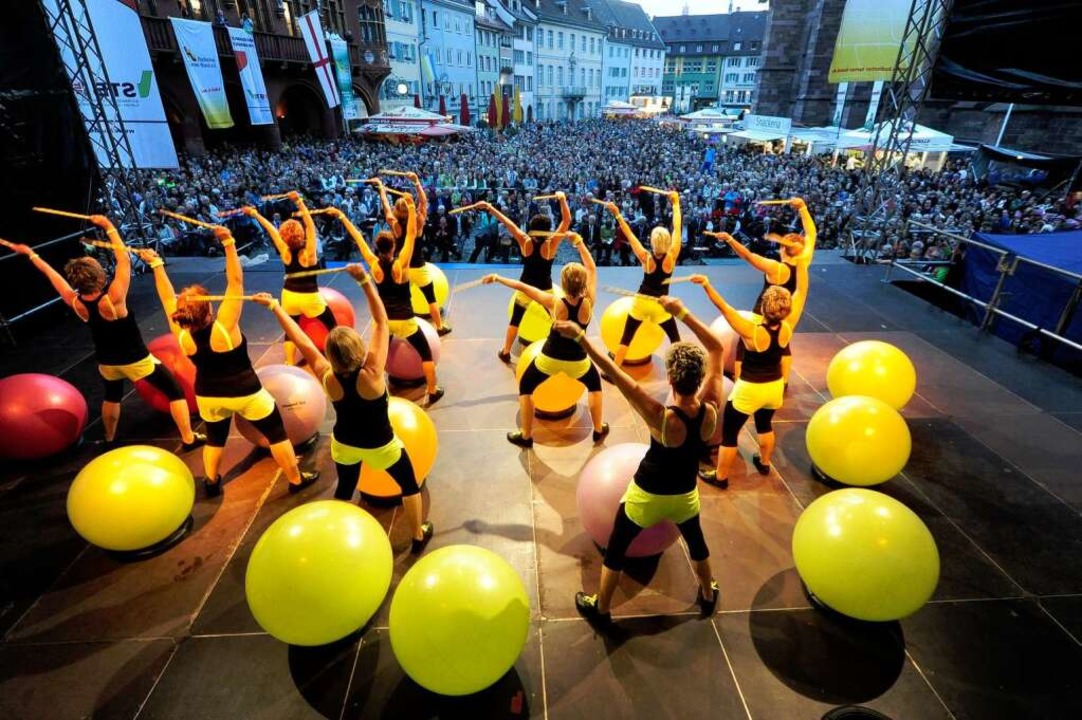 Alles voll: Die Eröffnungsfeier am Mittwochabend auf dem Münsterplatz  | Foto: Thomas Kunz