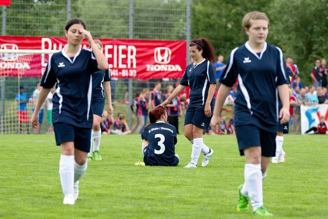 Enttuschte Spielerinnen der SG Winden nach dem Schlusspfiff.  | Foto: Daniel Fleig