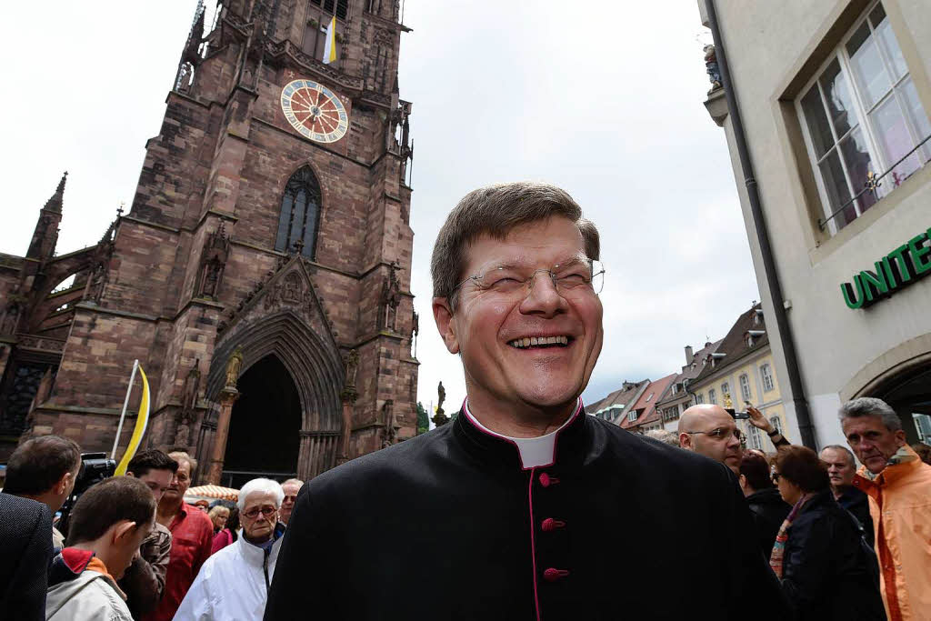 Domkapitular Stephan Burger, knftiger Erzbischof von Freiburg, nimmt nach seiner Vorstellung auf dem Mnsterplatz von Freiburg ein Bad in der Menge.