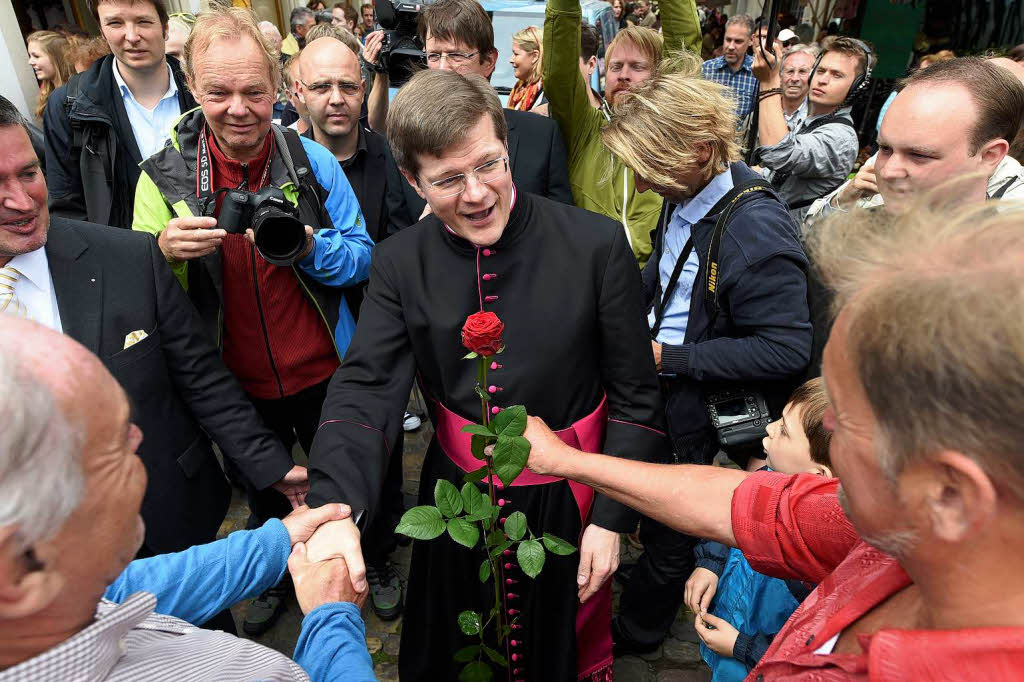 Zahlreiche Menschen gratulieren dem neuen Erzbischof.