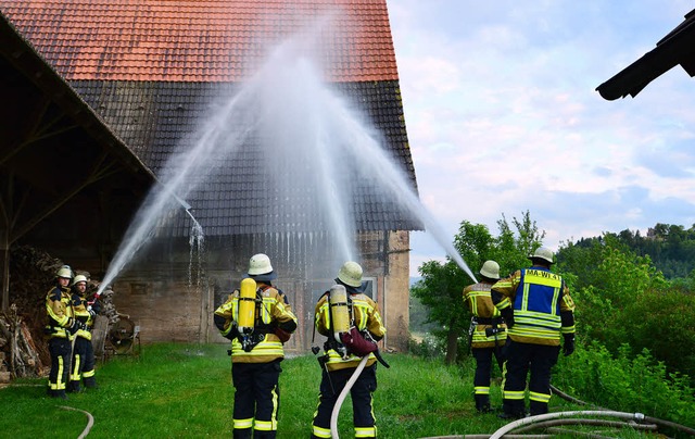 Die Sexauer Feuerwehrleute bernahmen ...- und den Ostteil des Giesinhofes ab.   | Foto: Hans Meidhof