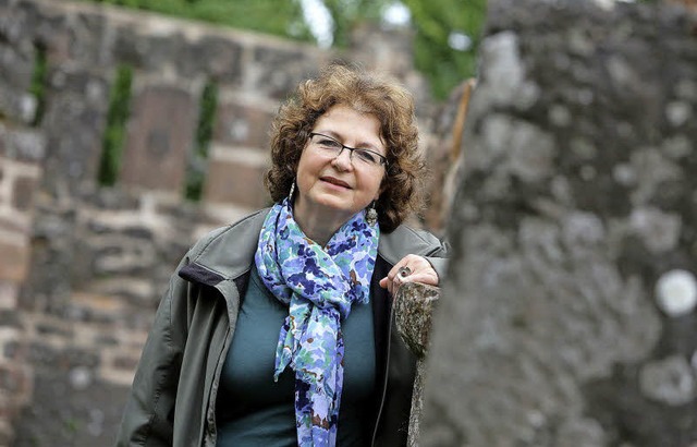 Monika Korak an ihrem Herzensort, der Burgruine Ltzelhard.   | Foto: christoph breithaupt