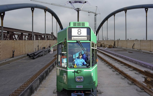 Ab dem 14. Dezember fhrt  die Tram 8 ...er die Trambrcke nach Weil am Rhein.   | Foto: Montage: BZ