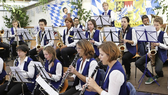 Blau-wei war der richtige optische Rahmen fr den Auftritt des Musikvereins.  | Foto: CHRISTOPH BREITHAUPT