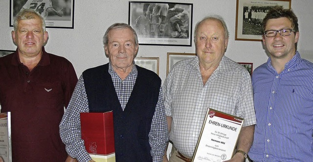 Fr Treue zum Verein geehrt (von links...im Bild Vorsitzender Heiko Schweiger.   | Foto: dieter fink