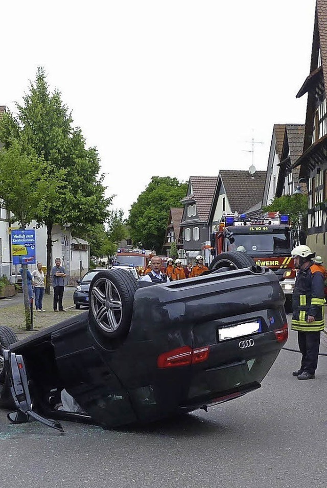 Wie auch immer es dazu kam: Dieses Aut...mitten in Vrstetten auf seinem Dach.   | Foto: Pia Grttinger