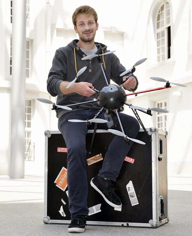 Teja Kattenborn und sein Arbeitsgert, eine Multicopter-Drohne  | Foto: Kunz