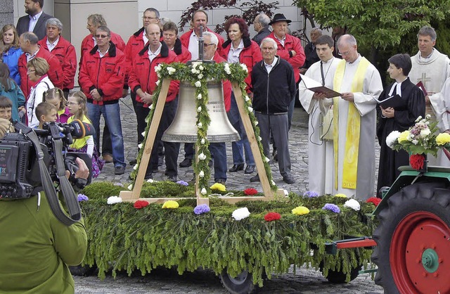 Eine festliche Prozession geleitete di...ng. Das SWR-Fernsehen war mit   dabei.  | Foto: sandhya hasswani