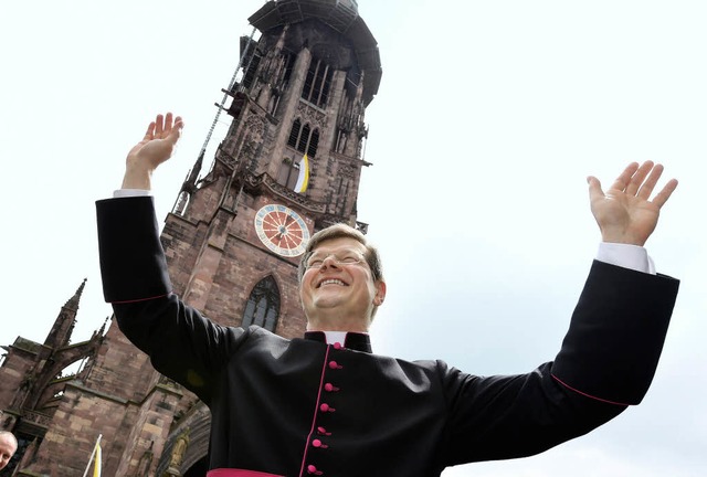 Der neue Freiburger Erzbischof Stephan Burger auf dem Mnsterplatz  | Foto: dpa
