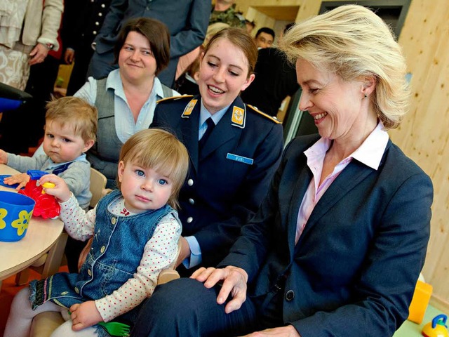 Mitte Mai erffnete Ursula von der Leyen die erste Kinderkrippe der Bundeswehr.   | Foto: dpa
