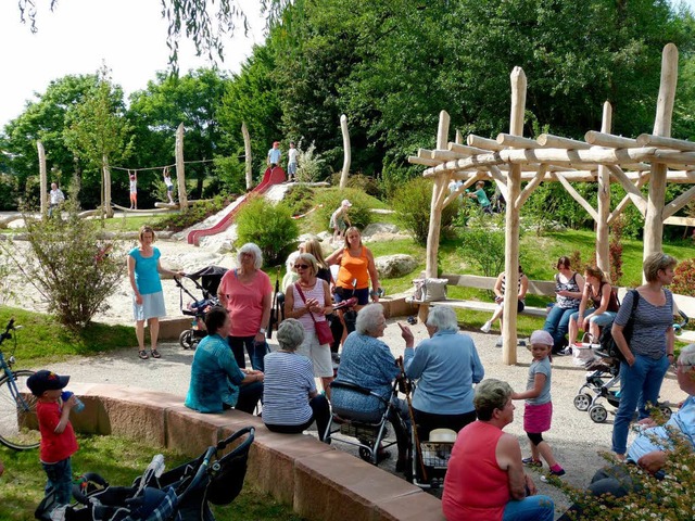 Bei sommerlichen Temperaturen amsieren sich Jung und Alt.  | Foto: Claudia Bachmann-Goronzy