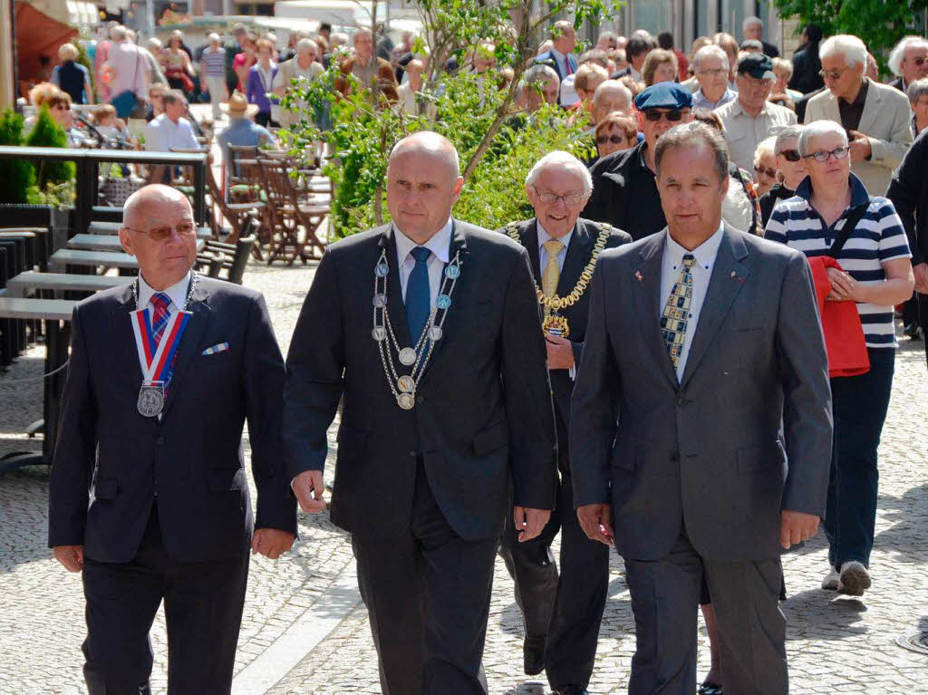 Beim Zug zum Neuen Rathaus: Jerzy Borowski (Sandomierz), OB Stefan Schlatterer, Tom Bickley (Newark) und Adjoint Denis Perrier (Six-Fours).