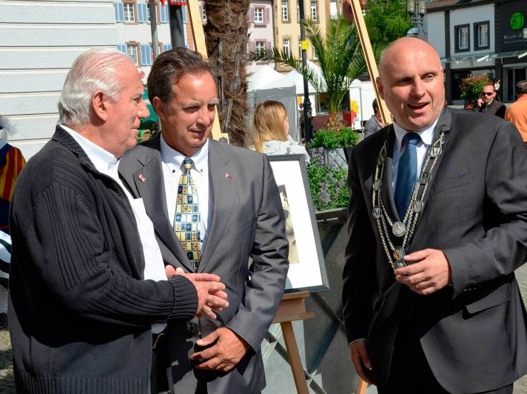 Antonin Bodino (links) und sein Nachfolger im Amt des Adjoint Denis Perrier mit OB Stefan Schlatterer.