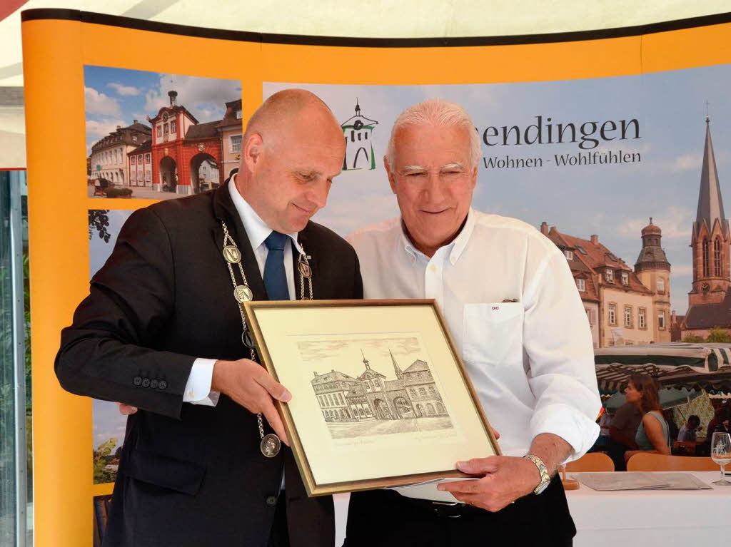 Antonin Bodino wurde vopn OB Schlatterer fr seine Verdienste um die Partnerstadt geehrt.