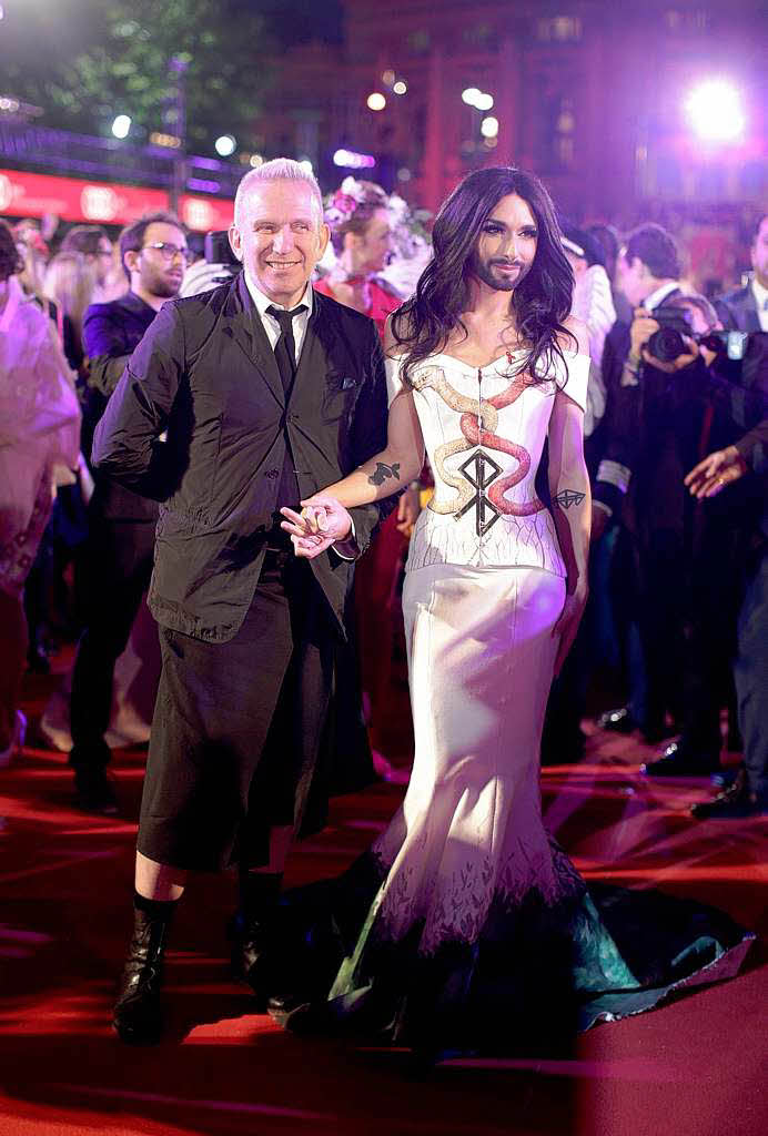Promis werben beim Life Ball in Wien um Spenden fr den Kampf gegen HIV und Aids – und amsieren sich nebenbei ganz wunderbar.