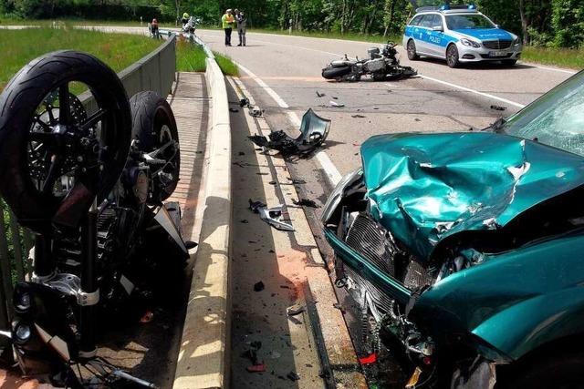 Zwei Motorradfahrer stoen frontal mit Auto zusammen