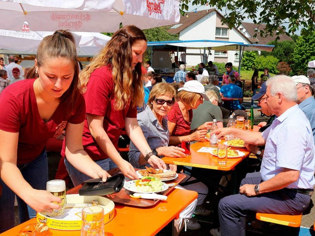 Es wird reichlich aufgetischt und die ...hen Besucher lassen es sich schmecken.  | Foto: Sandra Decoux-Kone