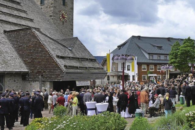 Gratulation auf dem Kirchplatz