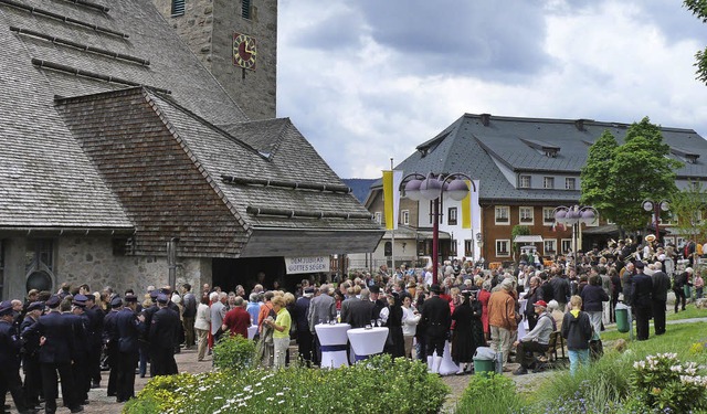 Auf dem Kirchplatz versammelten sich v...er, um ihrem Pfarrer  zu gratulieren.   | Foto: Ute Aschendorf