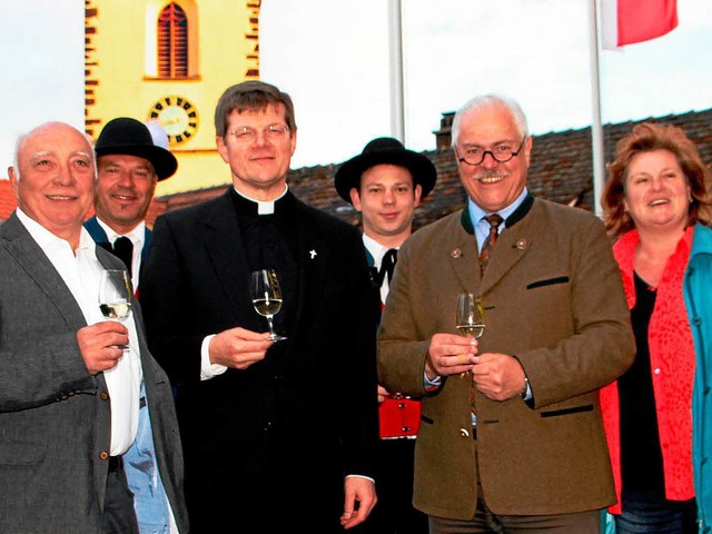 Zahlreiche Gratulanten berbrachten Of...han Burger ihre Glckwnsche zur Wahl.  | Foto: Herbert Trogus